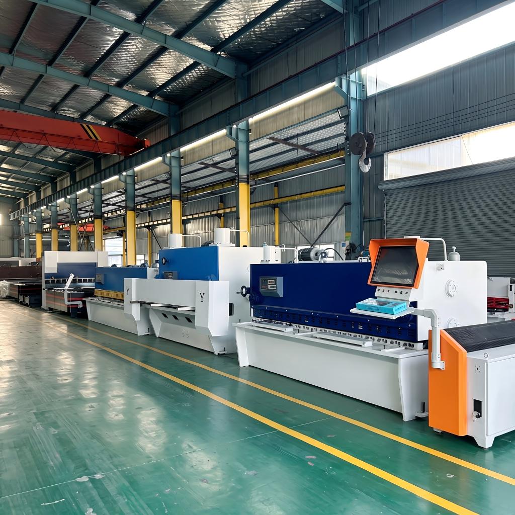 Ein quadratischer Ausschnitt im Format 1024×1024 aus der ZTM-Maschinenwerkstatt, der Reihen von hochleistungsfähigen hydraulischen Scheren und CNC-Abkantpressen zeigt, die für den weltweiten Versand bereitstehen.